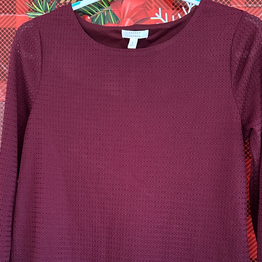 Lauren Conrad Women's Burgundy Floral Hem Top - Picture 4 of 9